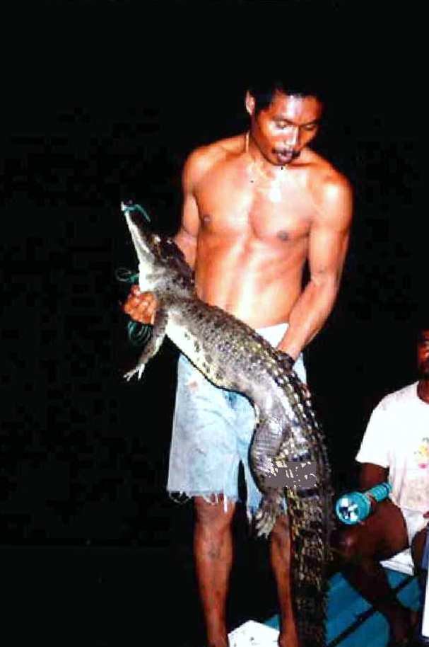1匹めのワニを捕獲